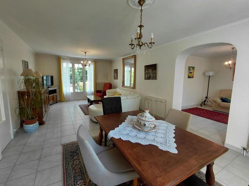 Maison - 1 325 m² - 5 pièces