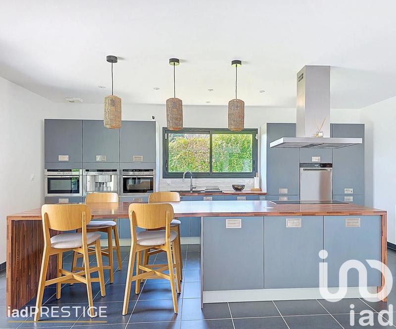 Maison - 240 m² - 7 pièces