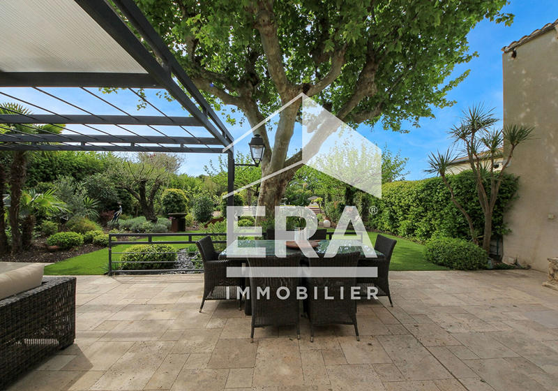 Maison - 240 m² - 9 pièces