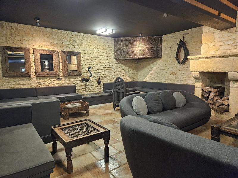 Maison - 1 700 m² - 45 pièces