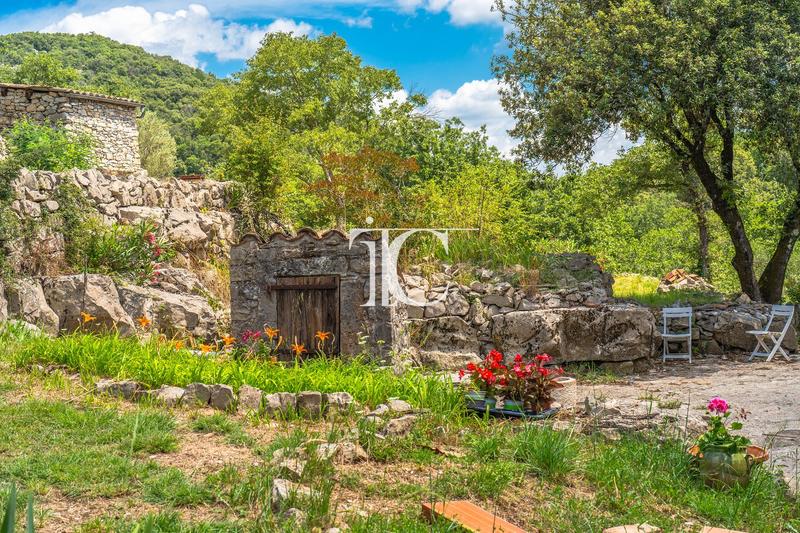 Maison - 305 m² - 14 pièces