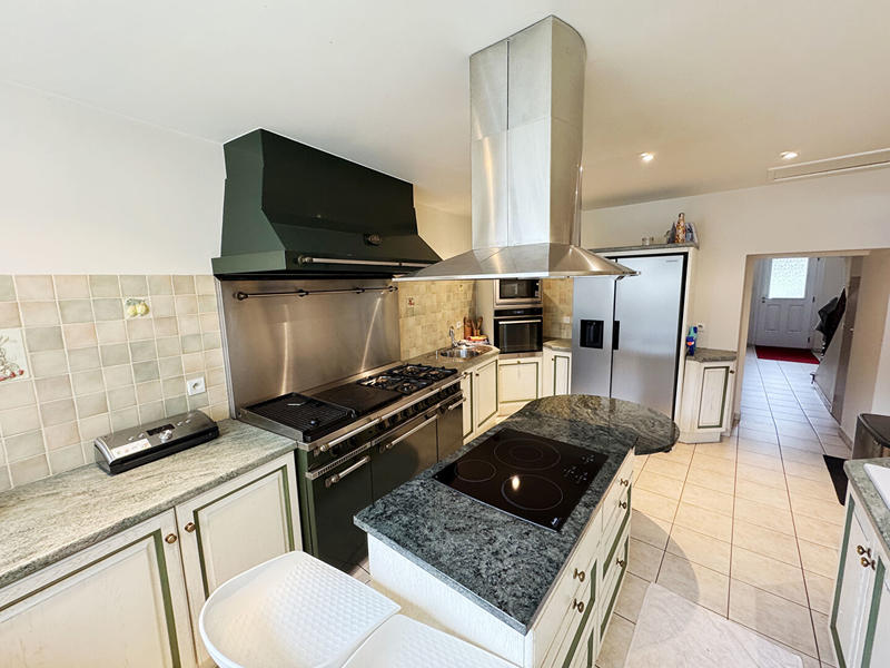 Maison - 245 m² - 9 pièces