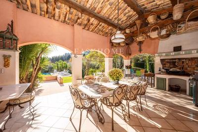 Propriété - 305 m² - 9 pièces