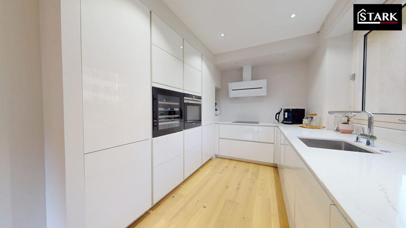 Maison - 263 m² - 9 pièces