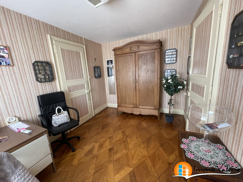 Maison - 854 m² - 19 pièces