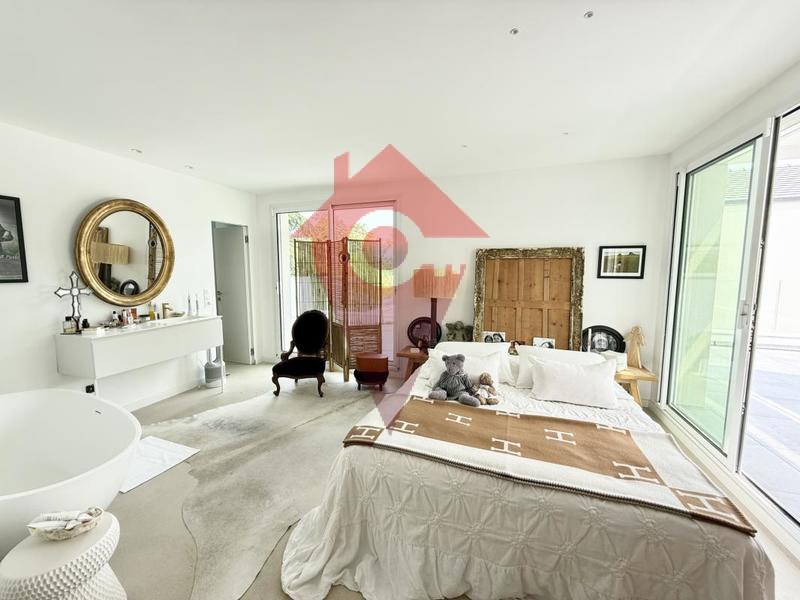 Maison - 285 m² - 8 pièces