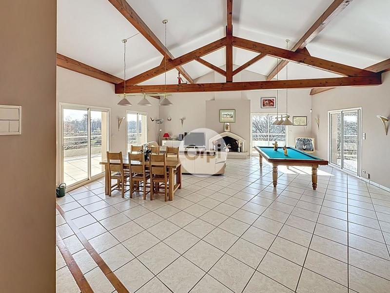 Maison - 210 m² - 7 pièces