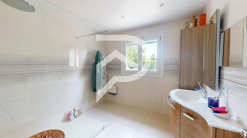 Maison - 180 m² - 8 pièces