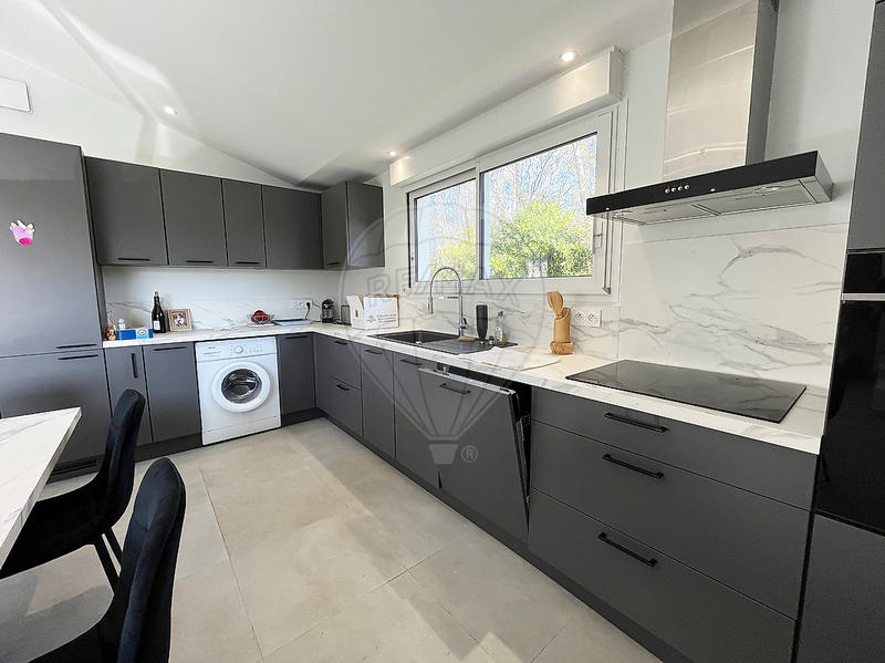 Maison - 207 m² - 8 pièces