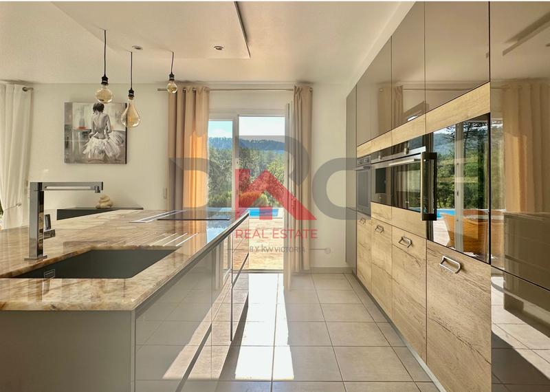 Maison - 226 m² - 7 pièces