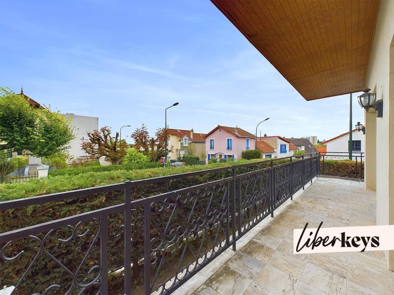 Maison - 284 m² - 10 pièces