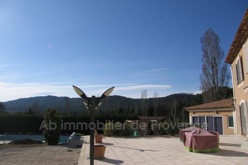 Propriété - 250 m² - 8 pièces