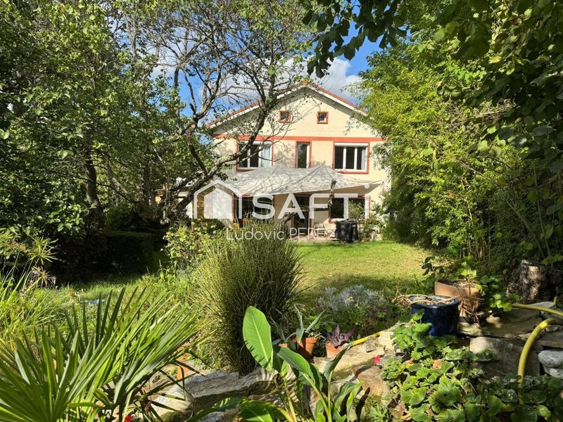 Maison - 219 m² - 8 pièces