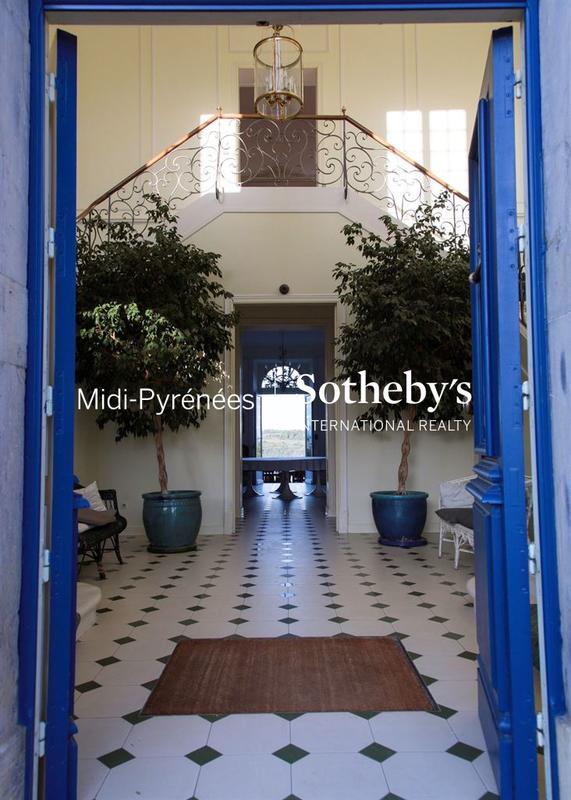 Maison - 1 200 m² - 12 pièces