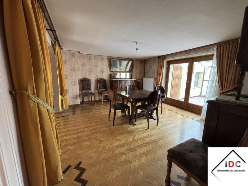 Maison - 202 m² - 6 pièces