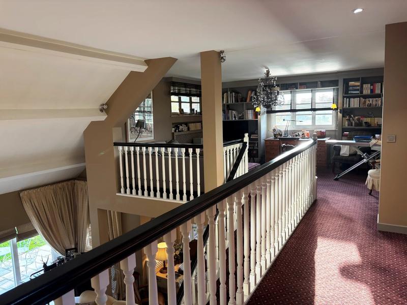 Maison - 275 m² - 12 pièces