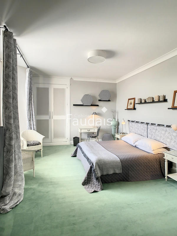 Propriété - 368 m² - 9 pièces