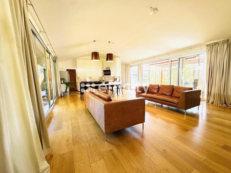 Maison - 240 m² - 10 pièces