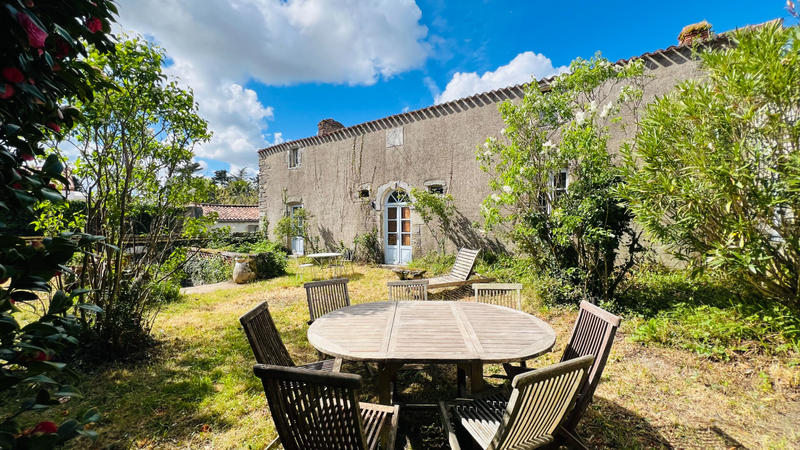 Maison - 240 m² - 6 pièces