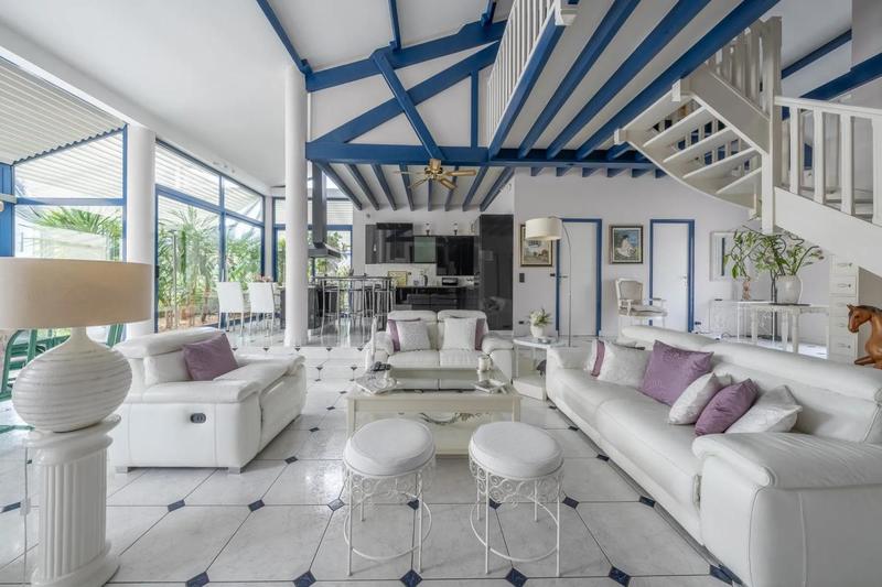 Maison - 215 m² - 5 pièces