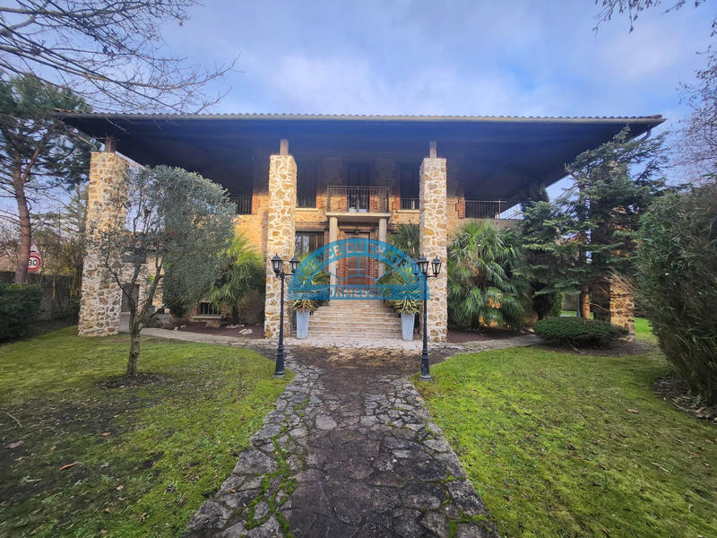 Maison - 254 m² - 10 pièces