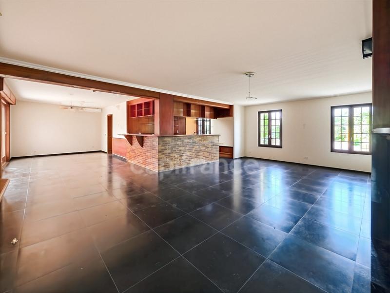 Maison - 220 m² - 8 pièces