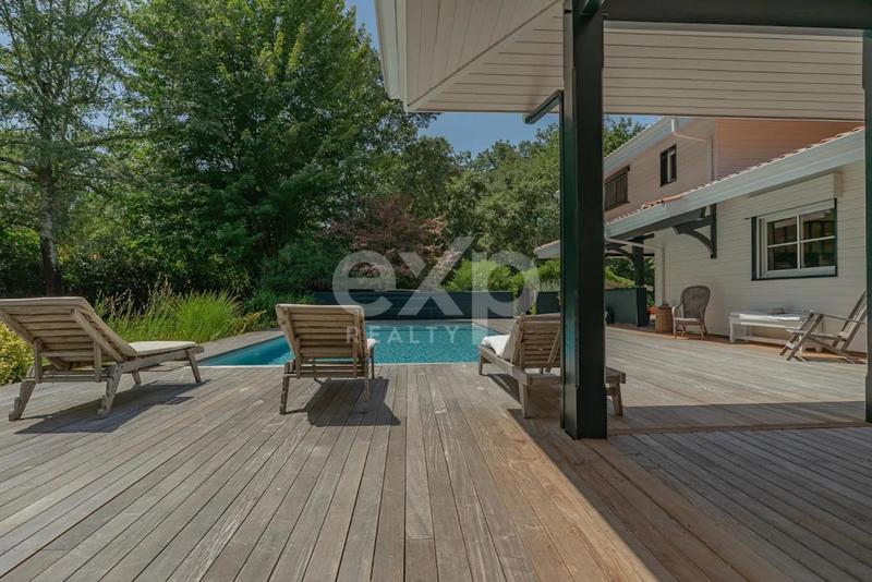 Propriété - 220 m² - 8 pièces