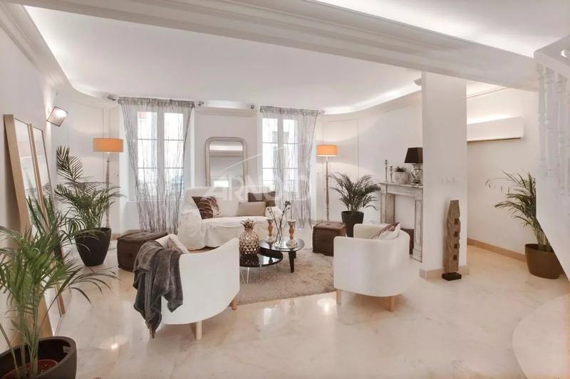 Maison - 236 m² - 10 pièces