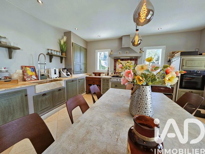 Maison - 240 m² - 5 pièces