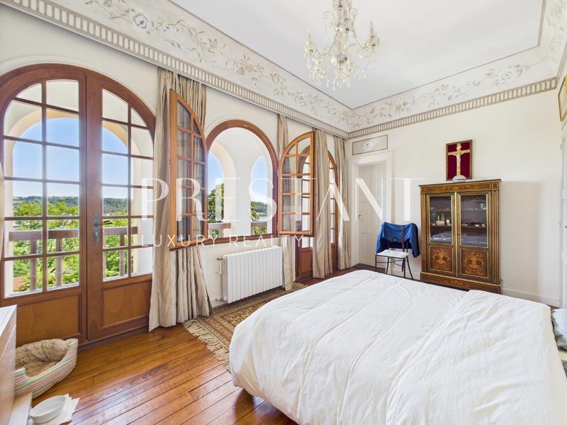 Maison - 470 m² - 15 pièces