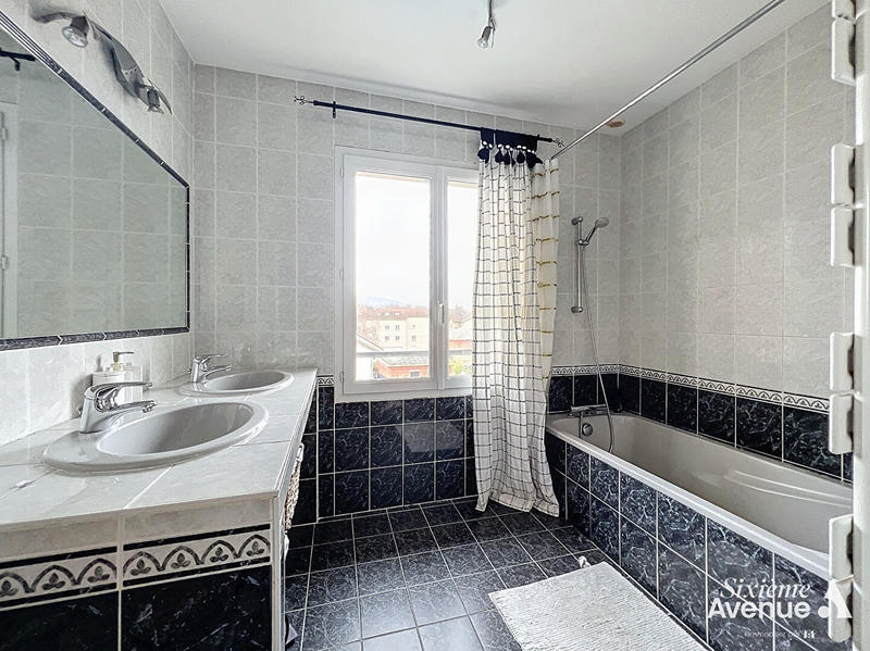 Maison - 123 m² - 7 pièces