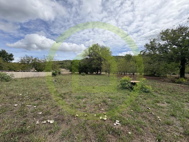 Terrain constructible - 1 500 m²