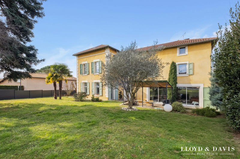 Maison - 280 m² - 9 pièces