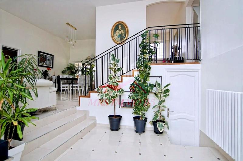 Propriété - 389 m² - 8 pièces