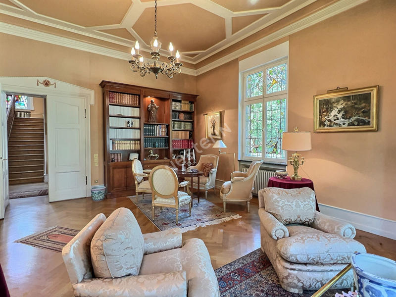 Maison - 258 m² - 8 pièces