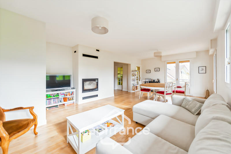 Maison - 211 m² - 10 pièces