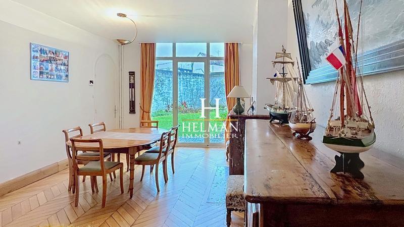 Maison - 424 m² - 9 pièces