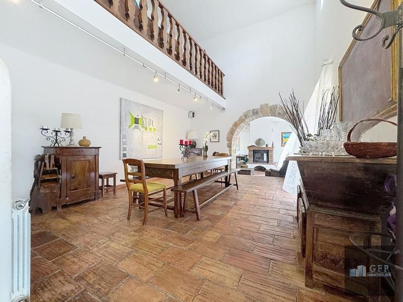 Villa - 401 m² - 8 pièces