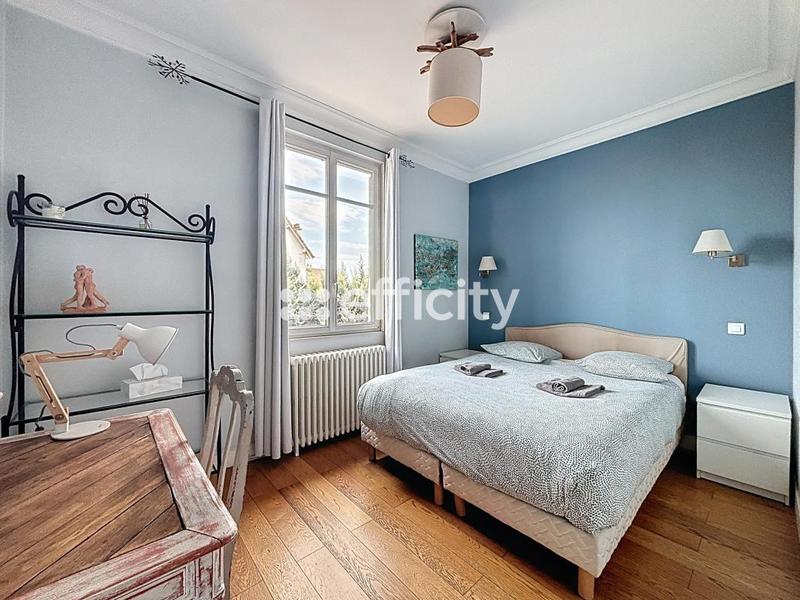 Maison - 206 m² - 9 pièces