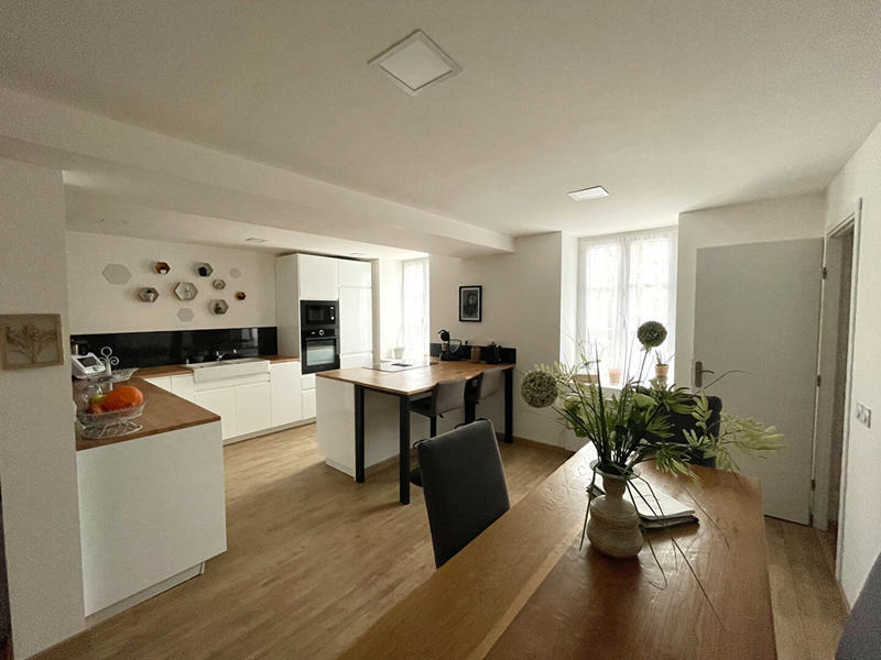 Maison - 221 m² - 7 pièces