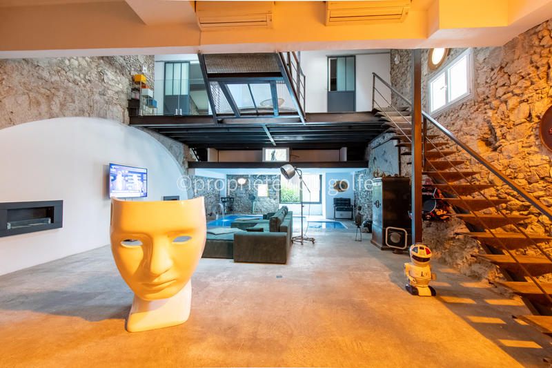 Appartement - 256 m² - 5 pièces