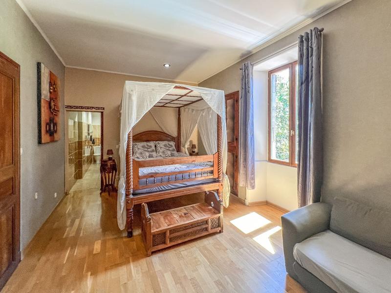 Maison - 2 000 m² - 24 pièces