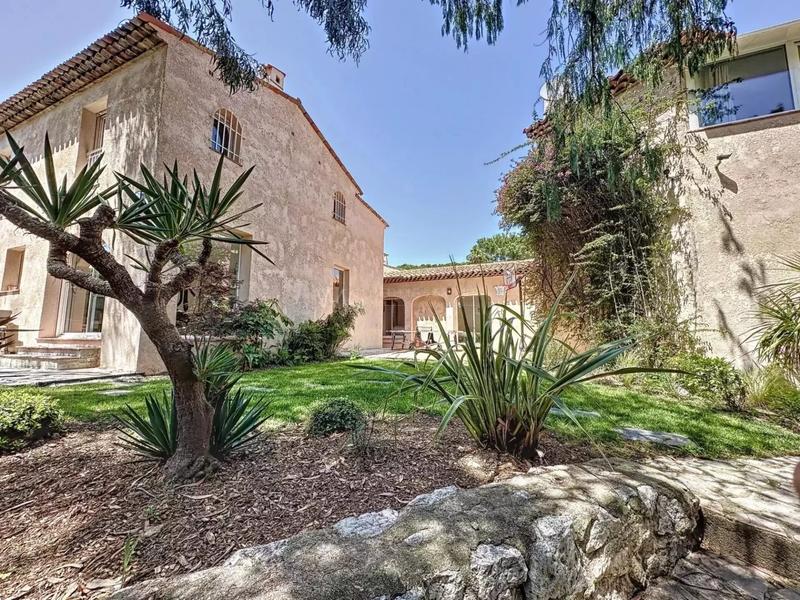 Maison - 400 m² - 10 pièces