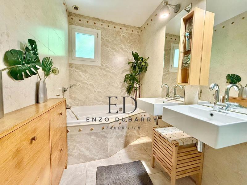 Maison - 301 m² - 9 pièces