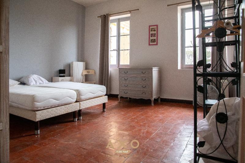 Demeure - 1 020 m² - 33 pièces