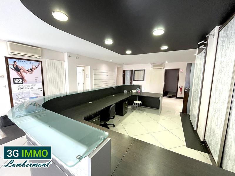 Local commercial - 241 m² - 4 pièces