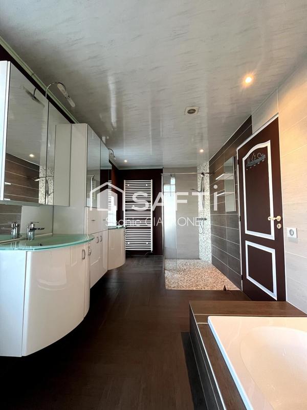 Maison - 240 m² - 7 pièces