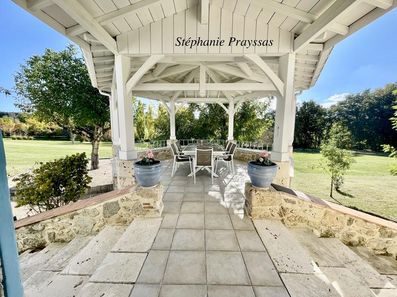 Maison - 300 m² - 8 pièces