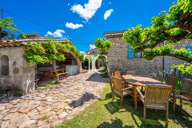 Maison - 300 m² - 12 pièces