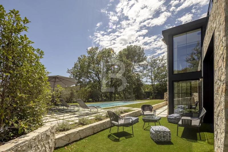 Mas - 300 m² - 7 pièces